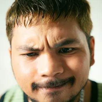 mesmo assim ele é feio — И всё же он уродлив.