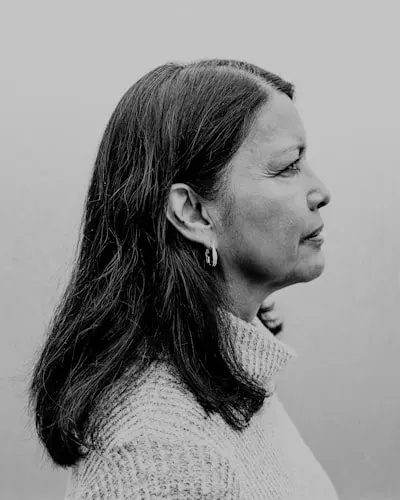 Mlada žena — Девушка