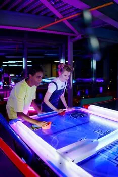 Plays — играет
