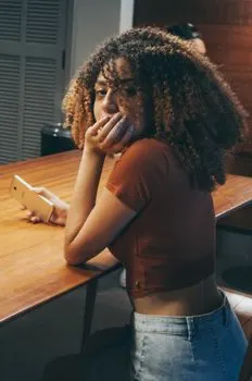 She isn’t busy now — Сейчас она не занята.