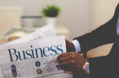 do business with — вести дела с