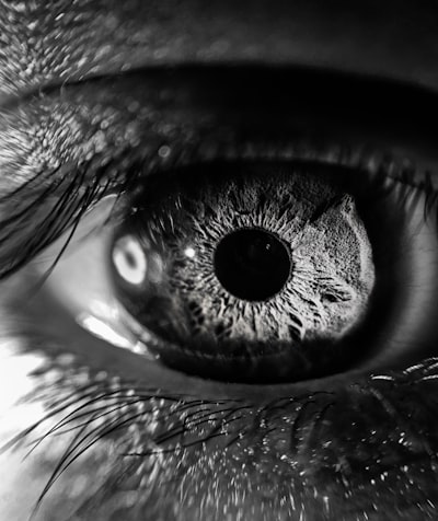 to turn a blind eye to something — закрывать глаза на