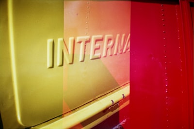 interfere — вмешиваться