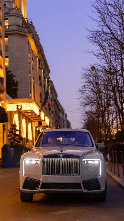 ostentatious — показной