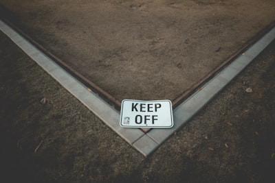 keep off the grass — по газонам не ходить