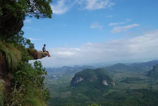 Perched above — Расположенный наверху