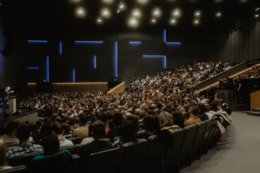 Assembly hall — зал собраний
