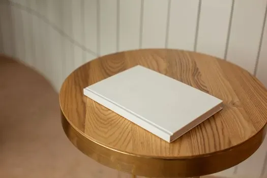 Das Buch liegt auf dem Tisch — книга лежит на столе