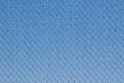 be on the fence — сомневаться