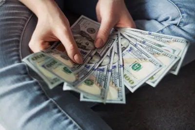 to budget — планировать бюджет