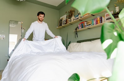 Make the bed — заправить постель