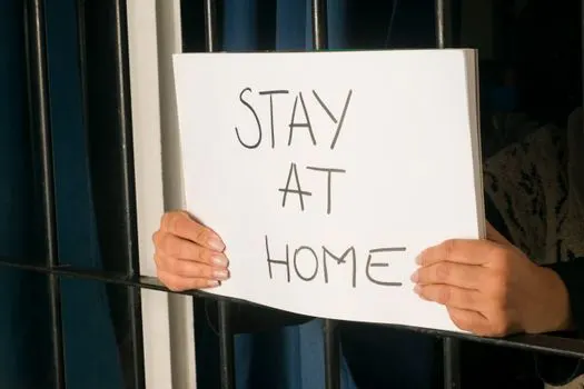 Stay in — Оставайтесь дома