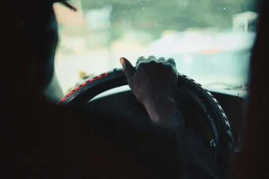hold the steering wheel and the club at the same time — держаться за руль и клюшку одновременно