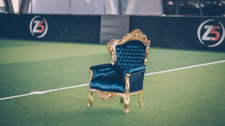 sublime throne — величественный трон