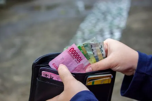 adquiere — покупает