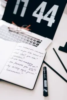 Kann ich mir kurz einen Stift ausleihen? — Можно одолжить ручку на минуту?