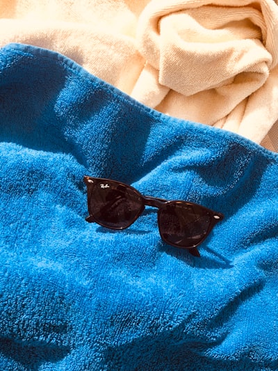 I dry off with a towel — я вытираюсь полотенцем