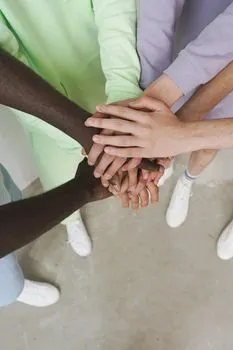 stand shoulder to shoulder — встаньте плечом к плечу