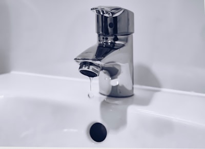 to drain water out — слить воду