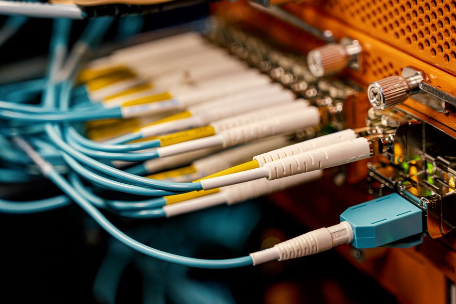internet światłowodowy — оптоволоконный интернет
