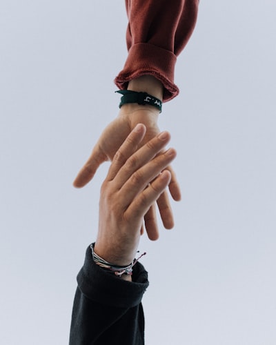 Hand out — раздавать