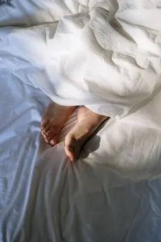 To lie in — опоздать