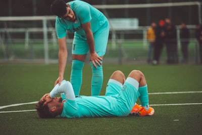 Add insult to injury — сыпать соль на рану
