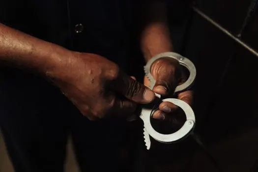 Handcuffs — Наручники