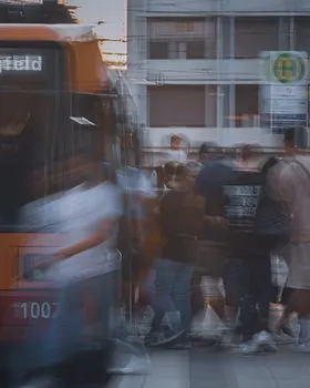 hustle and bustle — суета и шум