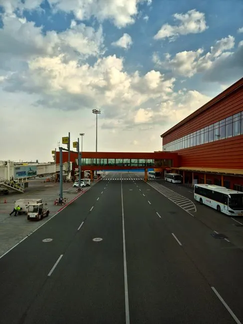 arrival hall — зал прилёта