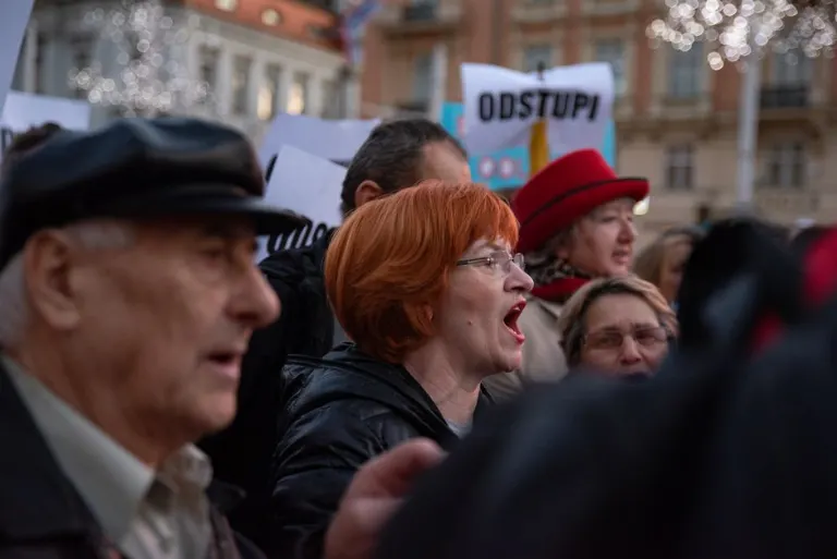 przeciw — против