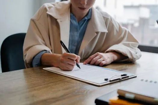 apply for a job — подать заявку на работу