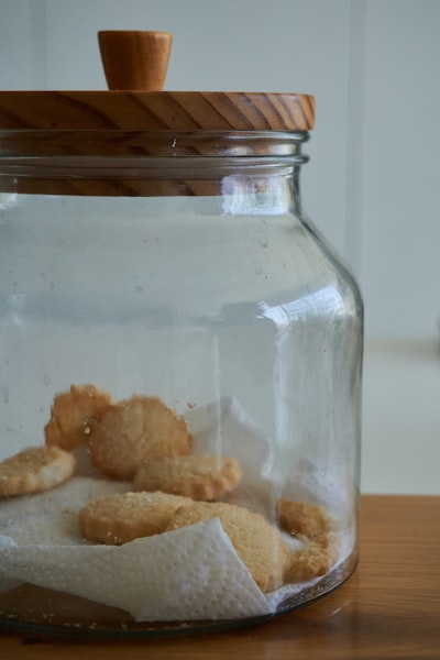 Caught with the hand in a cookie jar — пойман с поличным
