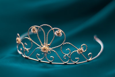 take the tiara back — забрать корону обратно