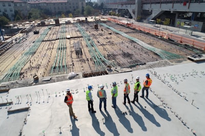 Hier wird seit Monaten gebaut — здесь уже несколько месяцев идёт стройка
