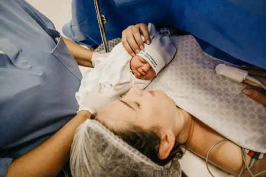 Soy originario de Moscú y vivo aquí. — Я родом из Москвы и живу здесь