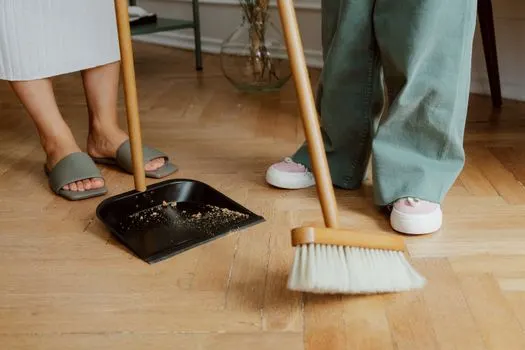 Sweep up — подметать