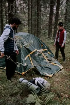 pitch a tent — разбить лагерь