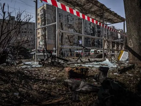 bombard — бомбардировать