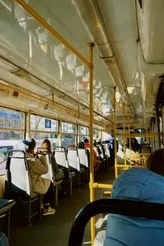 autobusom — на автобусе