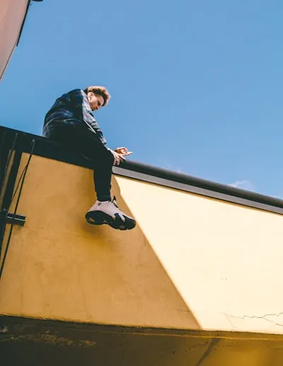 Talk somebody off the ledge — успокоить паникующего
