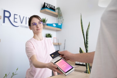 repay — возвращать долг