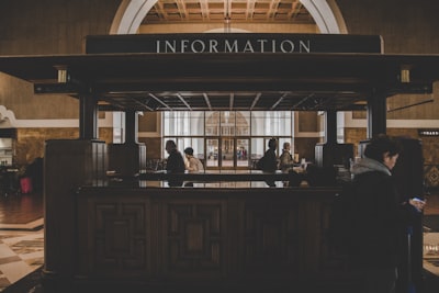 punkt informacyjny — справочная стойка