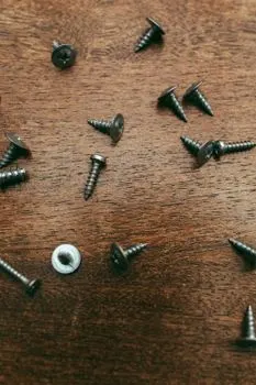 To screw — закрепить