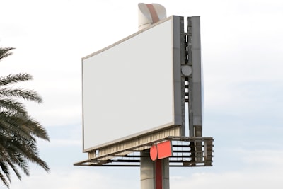 Advertise — рекламировать