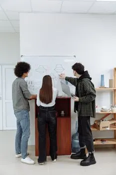 opracował — разработал