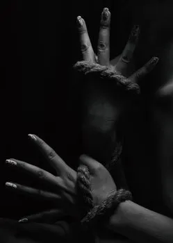 Demure — Скромный