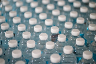 Hundert Flaschen Wasser — Сто бутылок воды