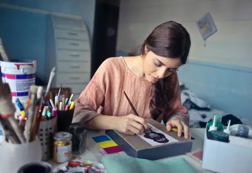 She is a designer — Она дизайнер.