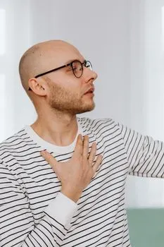 priznati grešku — признать ошибку